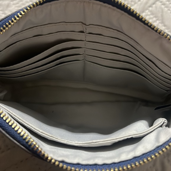 Liz Claiborne Wristlet Wallet with 12 credit cards spaces is pre loved like new - Picture 4 of 12